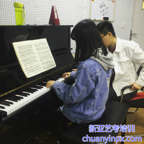 新亚艺术学校钢琴教学实景